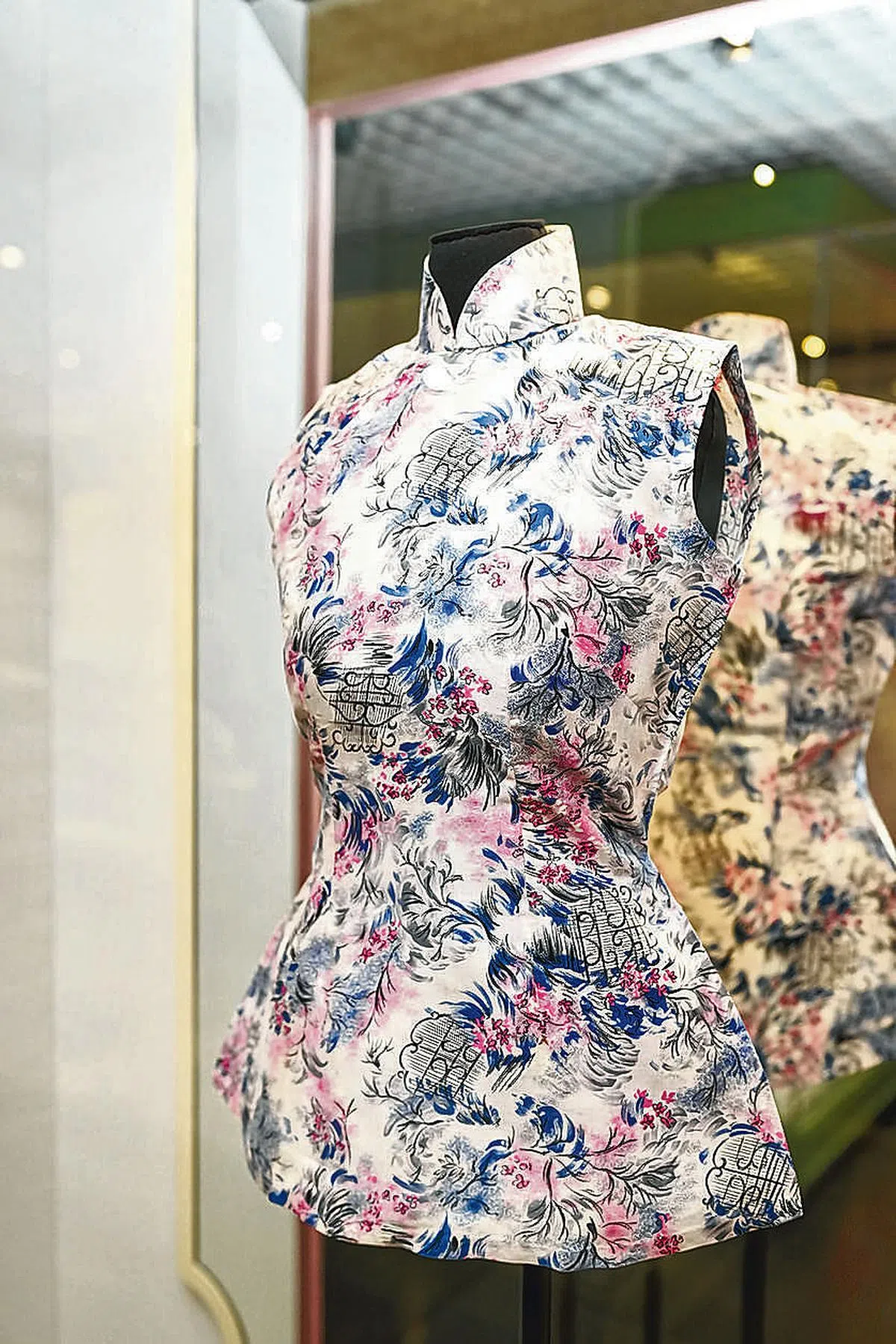 无袖立领上衣是上世纪40至60年代华人妇女的日常装束，还融入摩登的伞摆修腰细节。