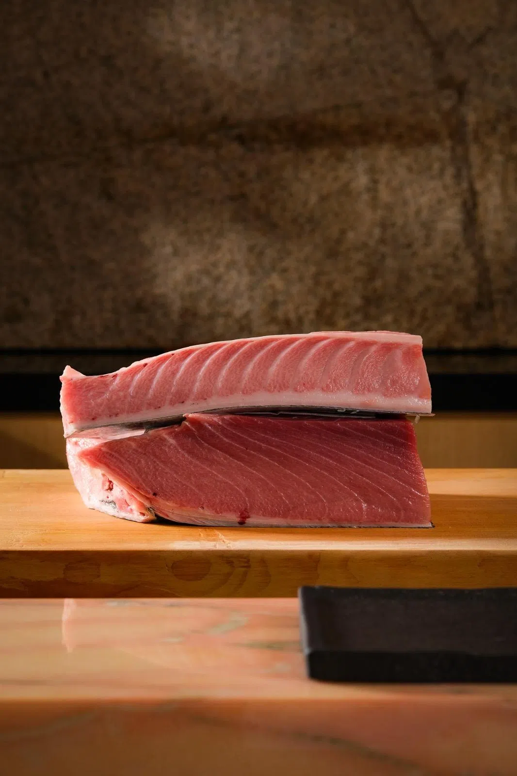 日料中的金枪鱼肉可分为大腹肉（Otoro）和中腹肉（Chutoro）。大腹肉带有清晰雪花纹路，脂香浓郁；中腹肉脂肪适中，既有脂肪的甘甜柔润，又能品尝到鱼肉的微酸。（餐馆提供）