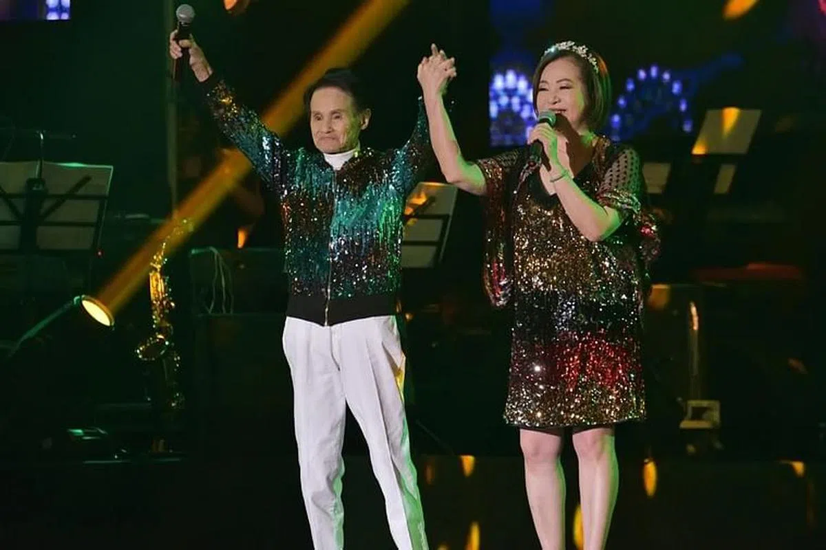 文夏（左）和老婆文香。（互联网）