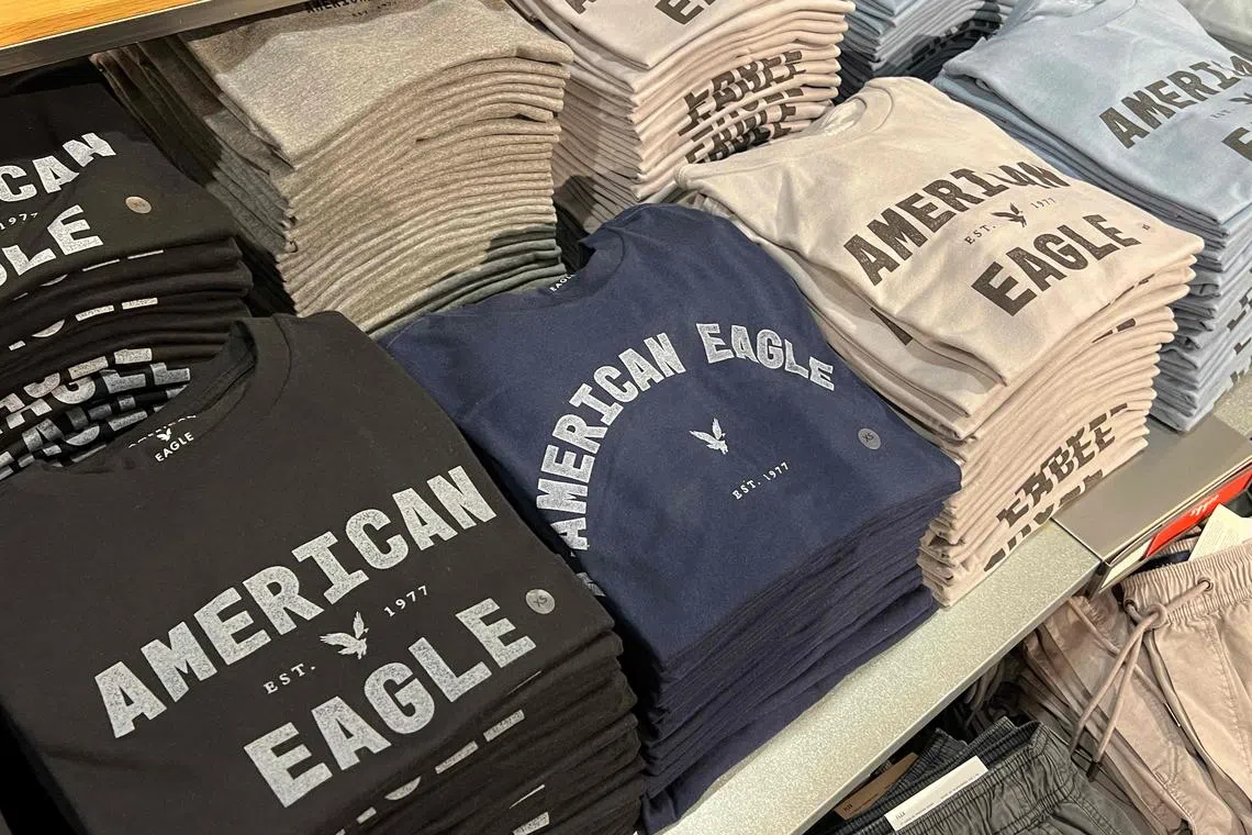 American Eagle Outfitters第一财季产品的降价幅度比预期高，再加上春夏季商品减记的约7500万美元库存费用，导致集团在该季度出现亏损。（法新社）