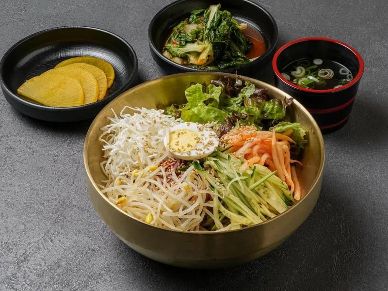 辣拌荞麦面拌入以水果为基底的辣酱，搭配水煮蛋和泡菜，酸辣交错。（餐馆提供）