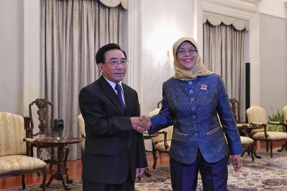 老挝总理维帕万（左）星期三会见了哈莉玛总统。（海峡时报）