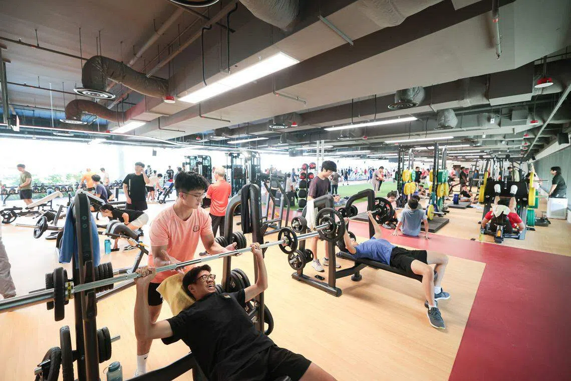 不少公众早早就在门外等候健身房的正式开幕，迫不及待尝试新的健身器材。（李冠卫摄）