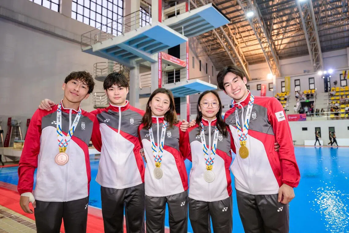 新加坡队本届取得四枚奖牌，数量居所有参赛跳水队之首。其中，谭柏伦（右一）在男子1米跳板项目为我国拿下60年来男子跳水首金。（新加坡体理会提供）