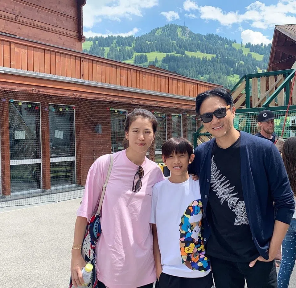 袁咏仪、张智霖和儿子张慕童一家生活美满。（互联网）