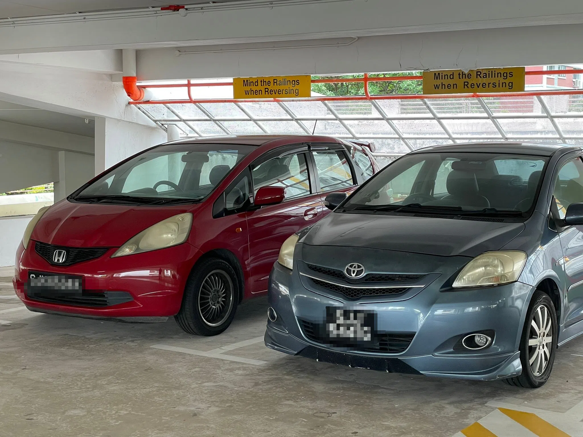 脸书群组中的贴文显示，多层停车场中停放大概六辆疑被注销的车辆。（取自脸书群组）