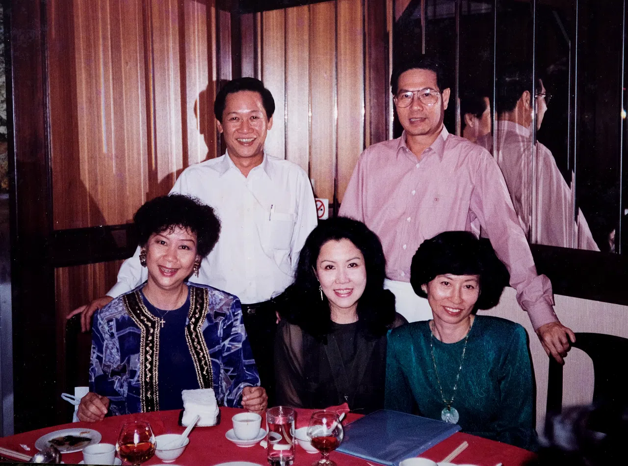 张为（后排左）与《声宝之夜》主持搭档陈锦璧（前排左起）、李冰，曾参与职总公益活动，并与曾任职总秘书长的已故前总统王鼎昌（后排右）及夫人（前排右）合照。（张为提供）