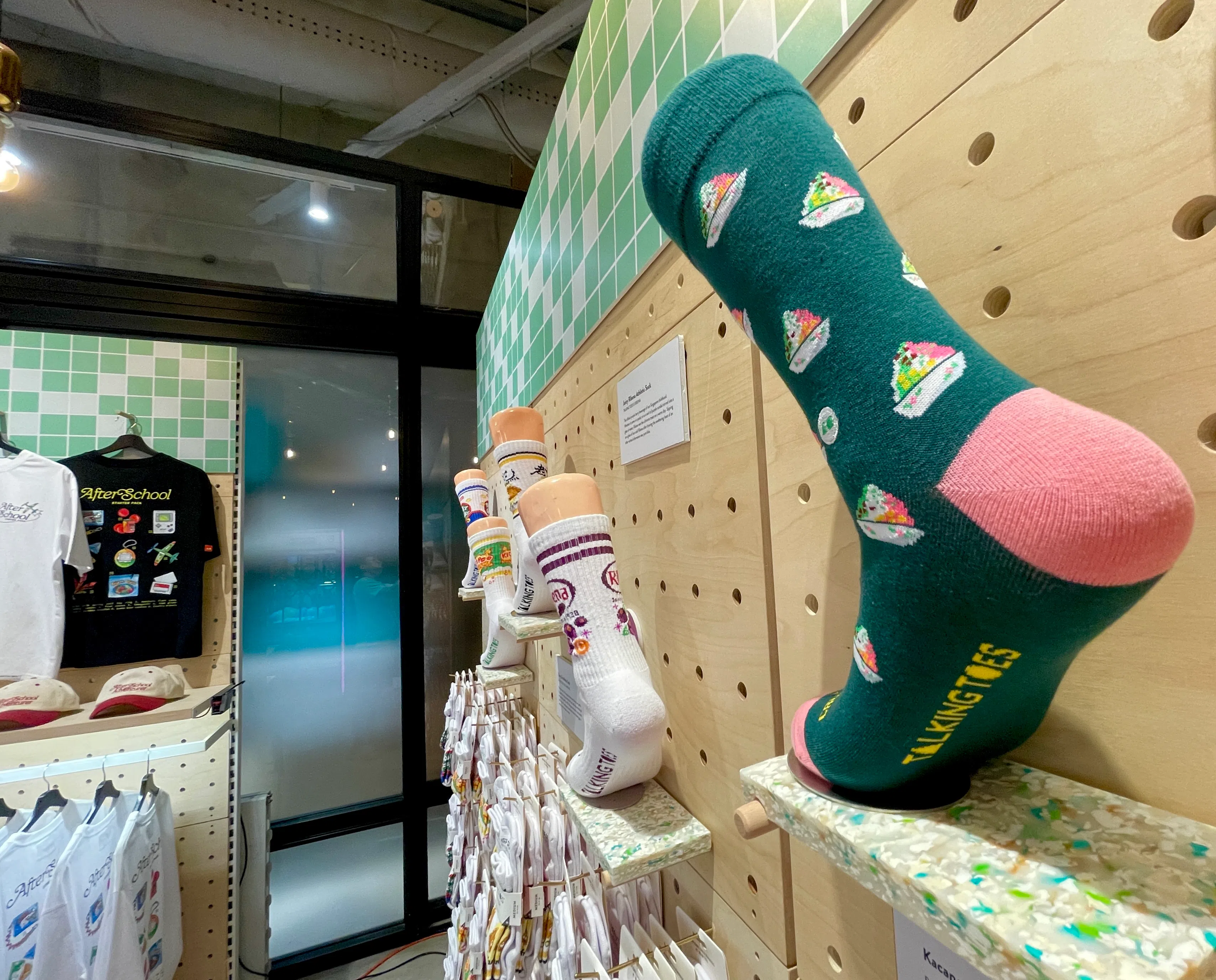 “Talking Toes”袜子将“零食”穿在脚上，食指大动，脚趾也大动。（林方伟摄）