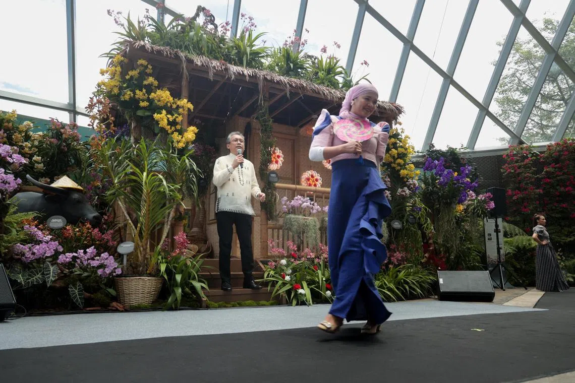 菲律宾驻新加坡大使马卡拉格（左）在活动上，配合时装表演，倾情演唱1980年代的菲律宾歌曲《与你相伴》和《心中的微笑》。（张俊杰摄）
