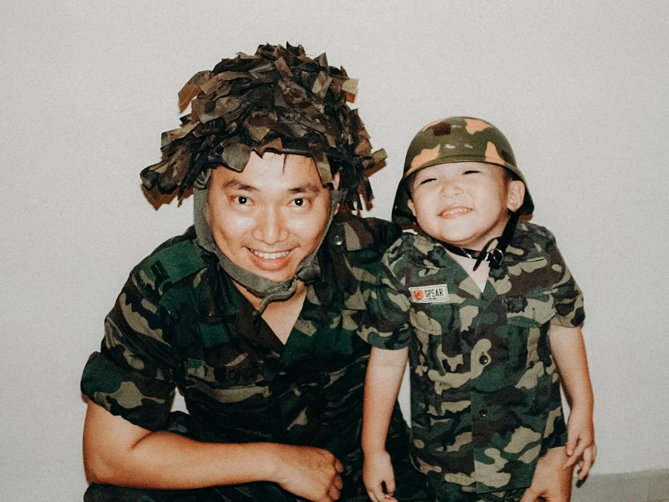 儿时的王悦胜（右）立志长大后要和爸爸一样当军官。（受访者提供）