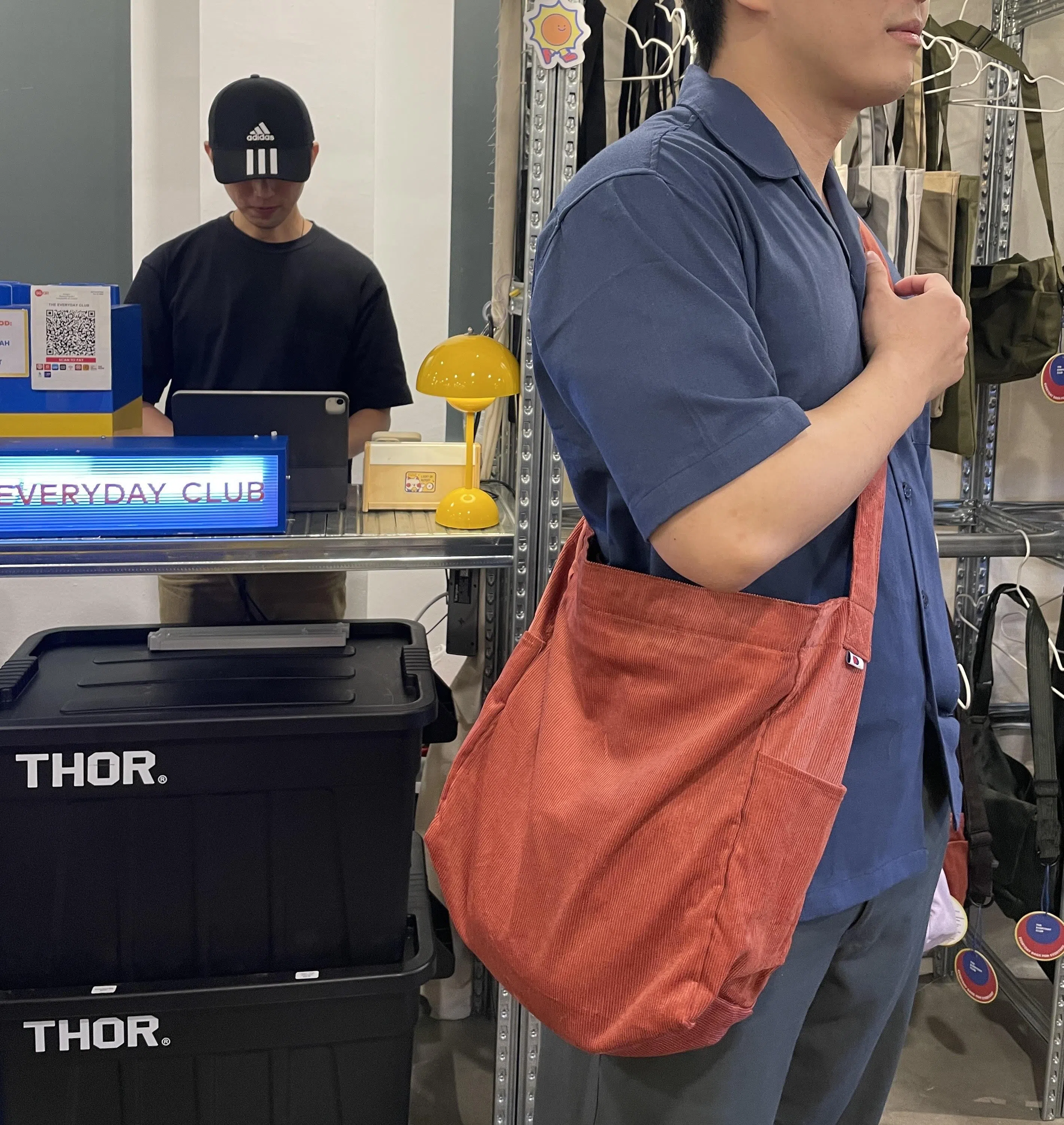 “The Everyday Club”经典款都市肩背包在Boutique Fair期间限量推出灯芯绒版。（林方伟摄）