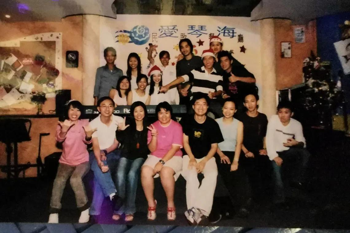 爱琴海民歌餐厅的“创始班底”，当年的梁定花（左一坐者）正值青春年华，热情澎湃。（受访者提供）