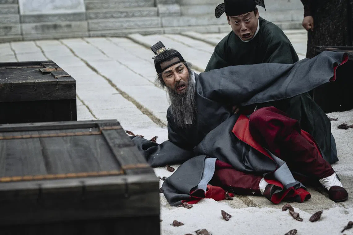 车胜元通过丰富的表情与肢体语言表现昏君的贪婪。（Netflix提供）
