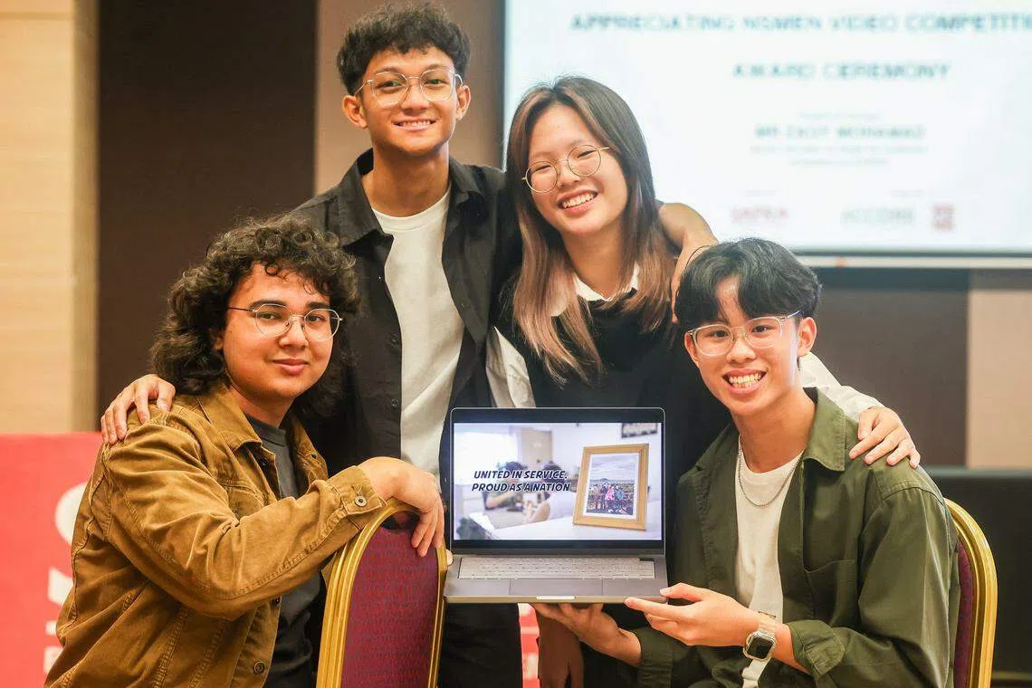 四名就读于淡马锡理工学院数码电影及电视制作课程的二年级学生，用了近两个月的时间制作了短视频，向国民服役人员表达谢意。（陈斌勤摄）