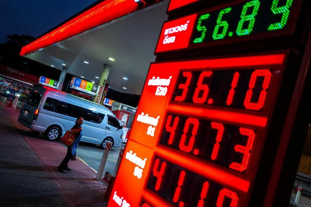 泰国首相阿努廷抨击石油贸易商“牟取暴利”，指责那些囤积燃油或走私燃油到国外的人导致燃油短缺，并推高了油价。