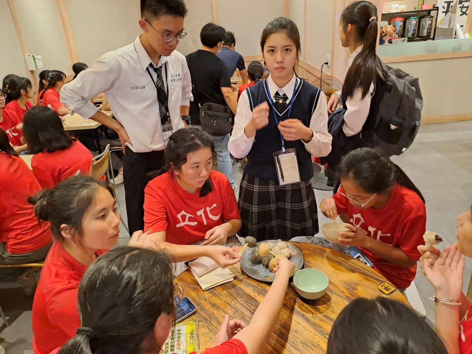 两校学生一起品尝当地麻薯风味。（正心中学提供）