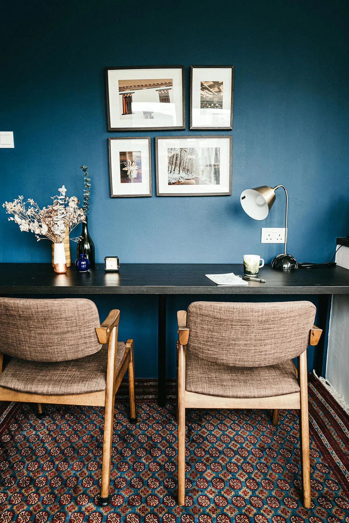 设计师将屋主从印度带回的地毯作为居家办公室的设计灵感，用午夜蓝色粉刷书房墙壁，打造一个静谧空间。