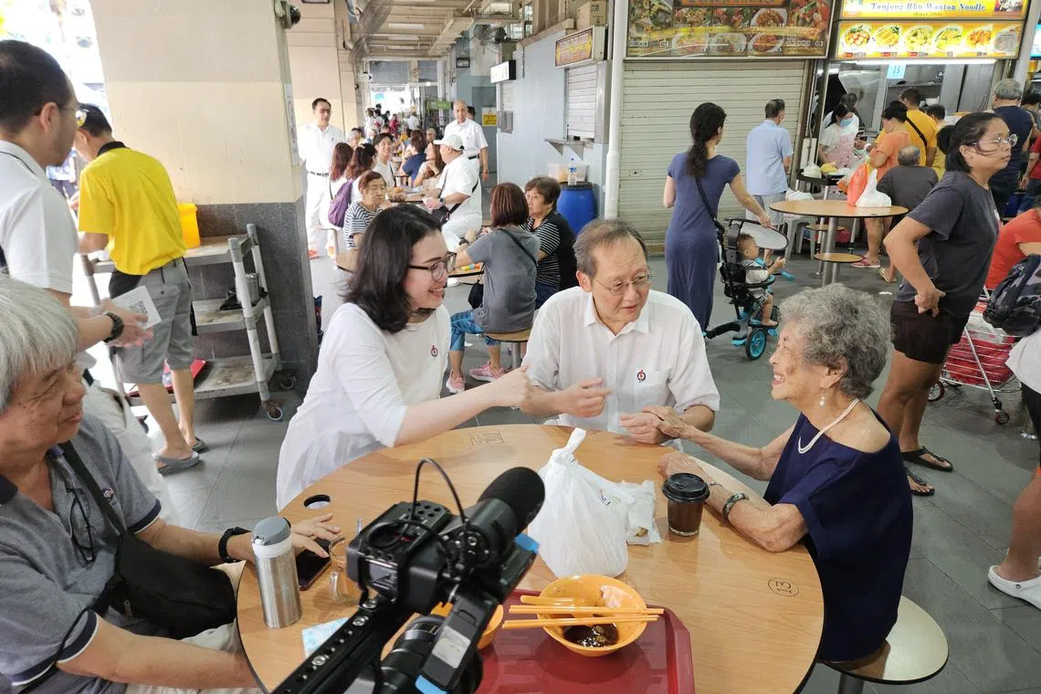 行动党新面孔何礼娜（左二）与马林百列集选区议员、人力部长兼贸工部第二部长陈诗龙医生（左三）一起与居民交流。（魏瑜嶙摄）