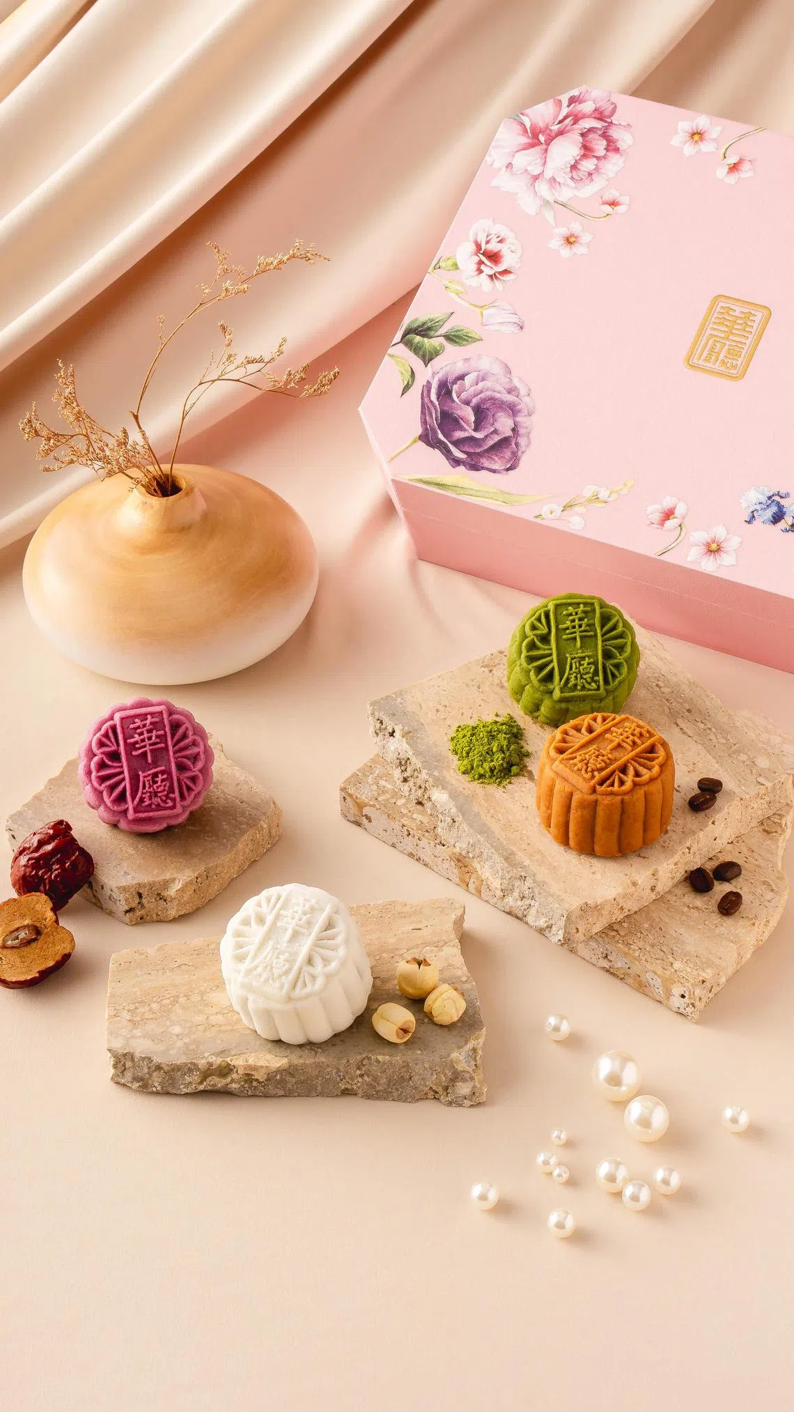 华厅的冰皮月饼，有红枣蓉百香果朱古力冰皮月饼（左起，顺时钟）、抹茶蓉朱古力冰皮月饼、咖啡脆白珍珠冰皮月饼和白莲香槟朱古力冰皮月饼。（酒店提供）