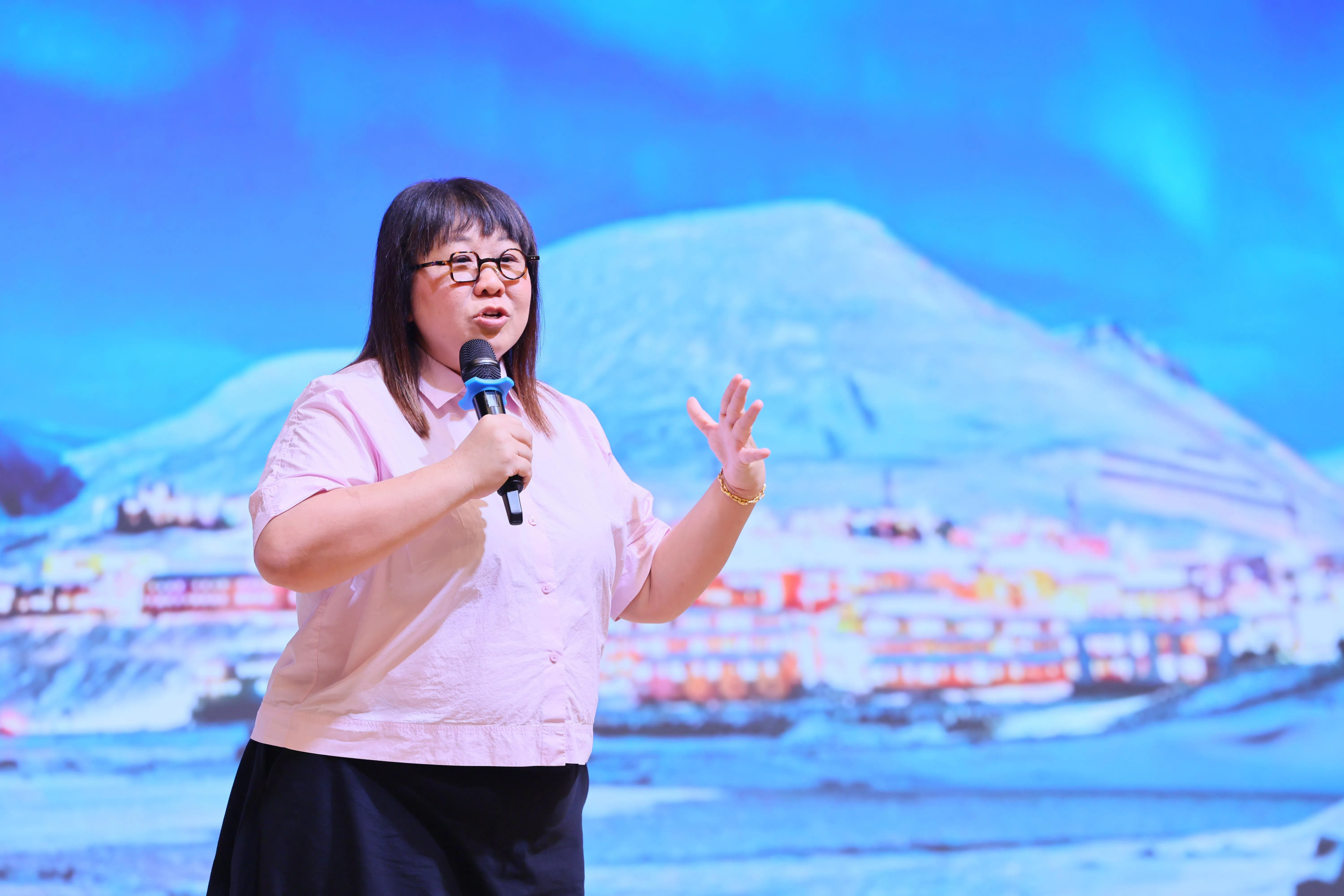 中欧航旅欧洲高级产品经理赵子晟说，如今的北欧旅游配套已不再局限于传统观光，而是强调毕生难忘的独特体验。（龙国雄摄）