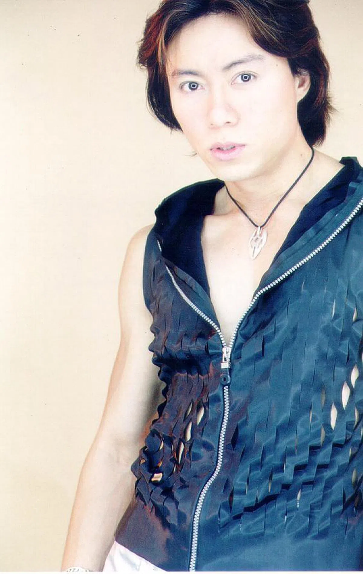 曹建平当年是唱跳歌手，至今依然热爱歌唱。（档案照）