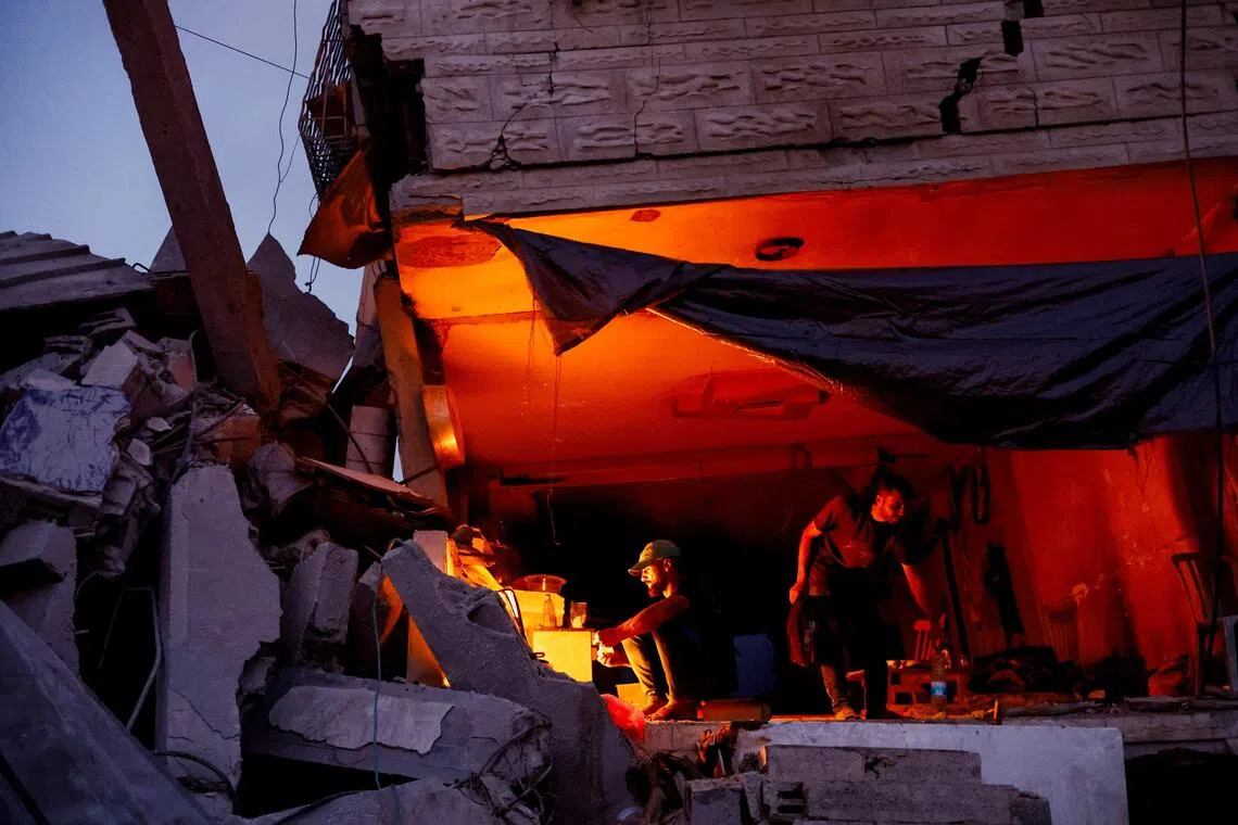 加沙战争停火了，但重建工作还未展开。图为11月6日，加沙北部贾巴利亚居民栖身在破损的建筑物内。（路透社）