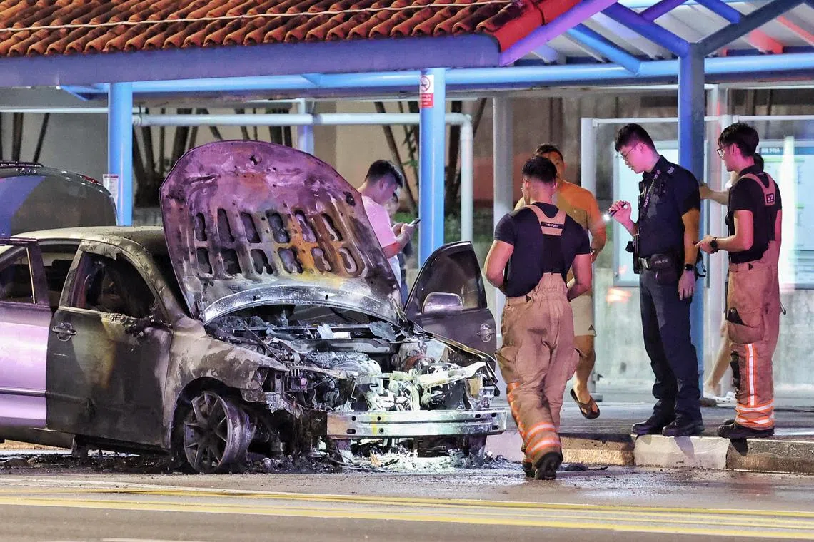 据观察，涉事汽车几乎烧成废铁，挡风镜和玻璃窗碎裂，车门和车盖敞开。（徐颖荃摄）