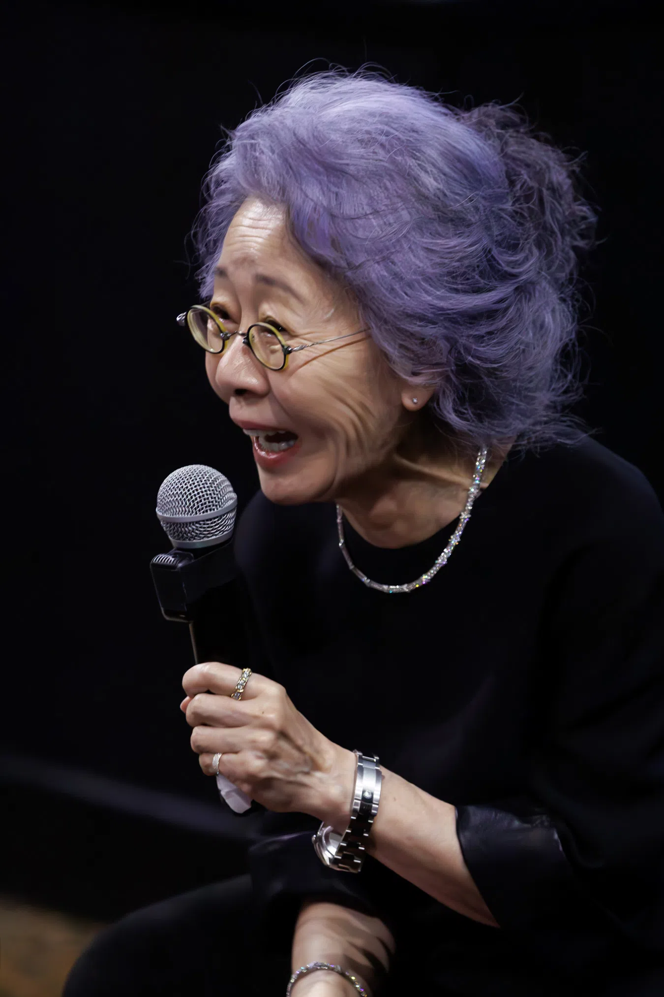 尹汝贞在12月6日晚上举行的座谈会上回顾近60载的演艺生涯。（新加坡电影节提供）