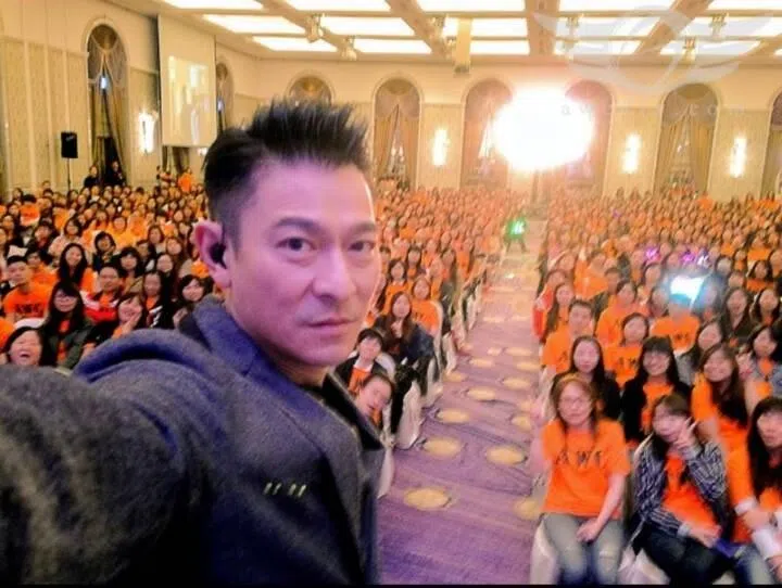 刘德华一向很疼惜自己的歌影迷，不时会和他们会面互动。（互联网）