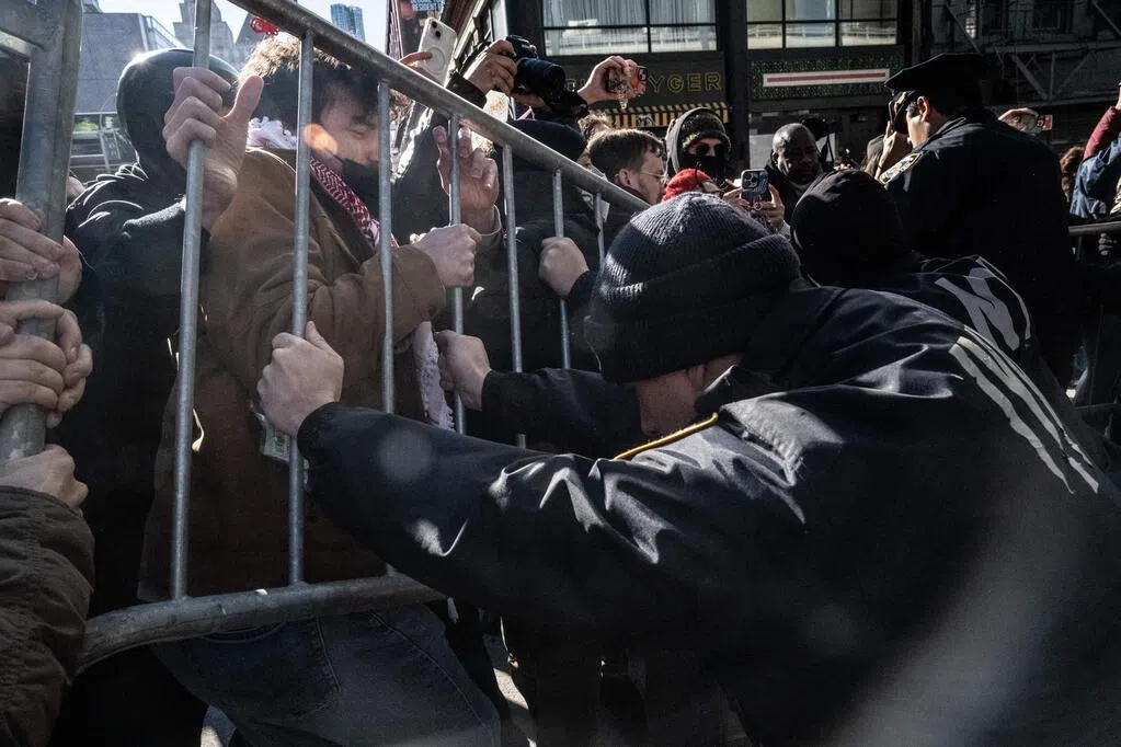 美国纽约抗议移民行动 抗议者围堵国土安全部