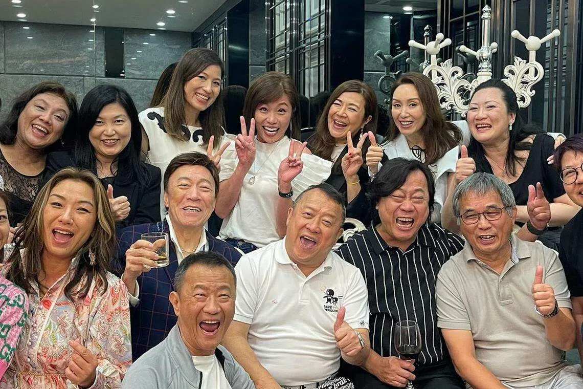 老友们重聚：曾志伟（前排右三起）、陈欣健（举杯者）、莫可欣、郭可盈（后排右二）、陈妙瑛（后排右四）。（取自instagram / @lamlaimei）