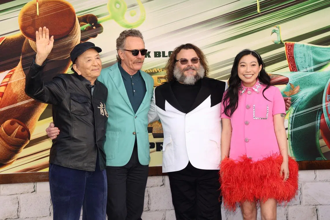 为电影配音的James Hong（左起）、Bryan Cranston、Jack Black和Awkwafina于美国时间3月3日出席在洛杉矶举行的首映礼。（路透社）