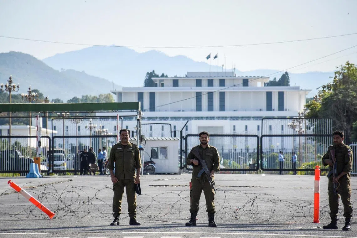 美伊在伊斯兰堡举行停火谈判之前，巴基斯坦当局已加强会场周边地区的保安。图为巴基斯坦警察在总统官邸前的路上驻守。（路透社）
