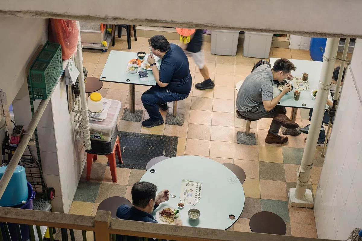 从二楼往下望，芳林熟食中心有另一番风景。（古国杰摄）