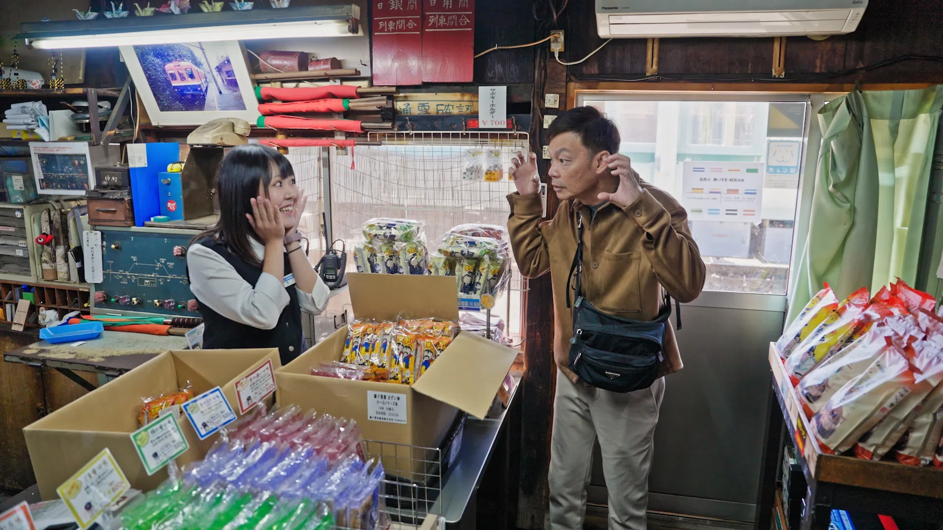 李国煌（右）第一次主持资讯节目，为拍摄《列车人生》到日本取景。（新传媒提供）