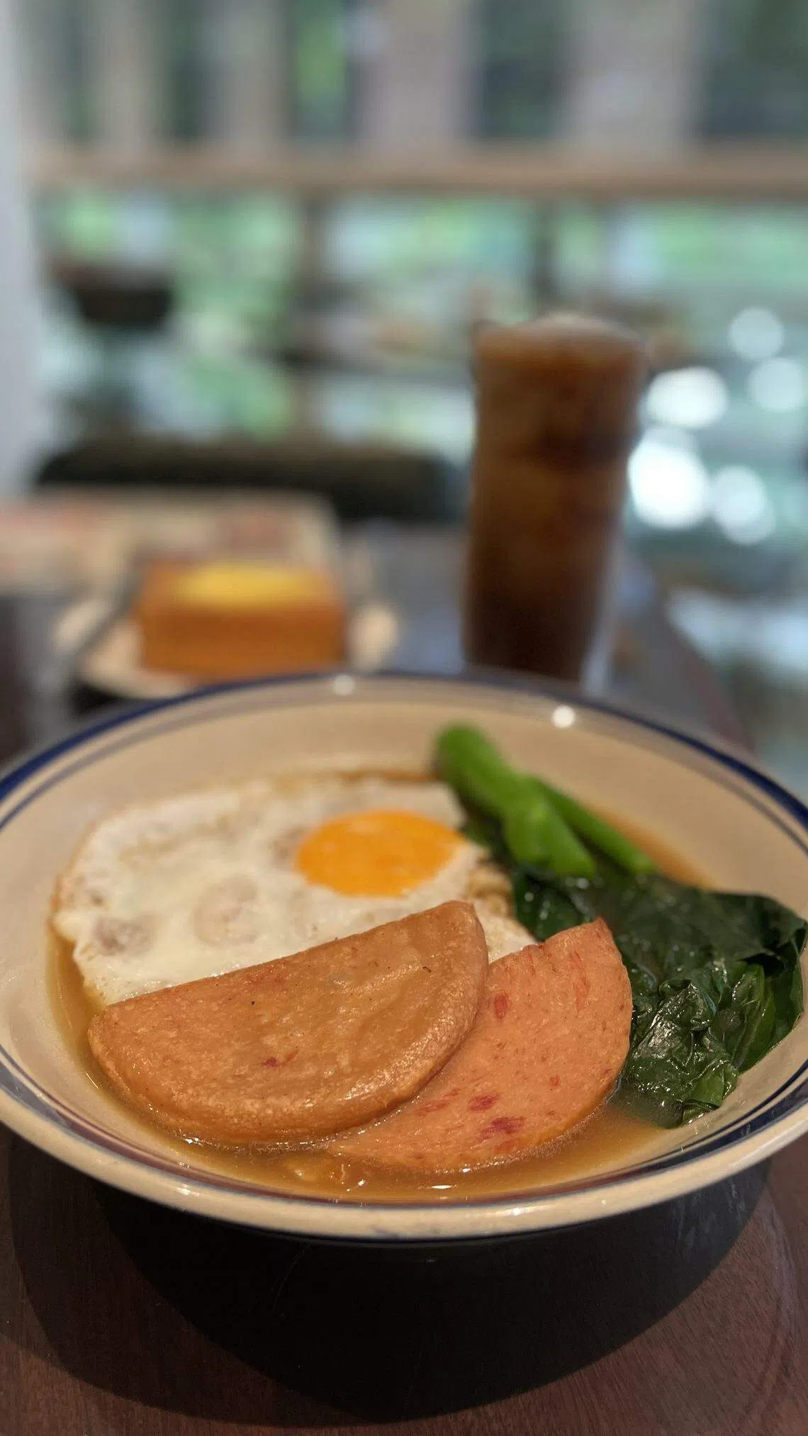 港式茶餐厅“香港传奇”的经典餐蛋公仔面。（黄靖晶摄）