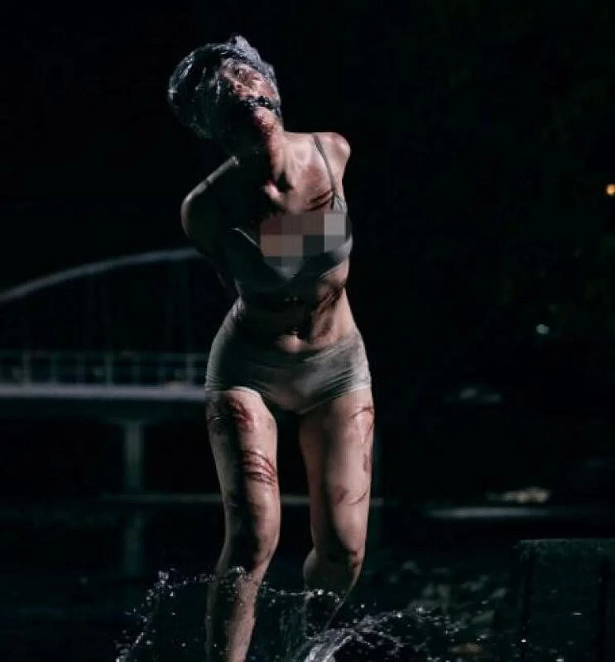 阿Sa为《神探大战》牺牲色相。（互联网）