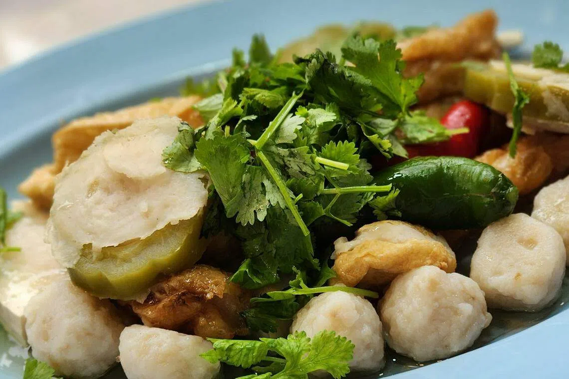 金山客家餐馆的酿豆腐有七种，都是以自打鱼浆手工酿制的。（陈爱薇摄）