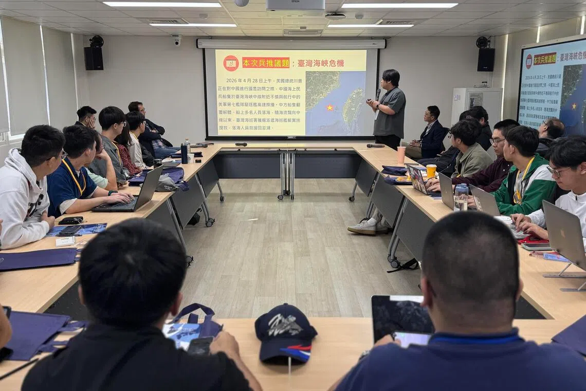 台湾政治大学国际关系学院新成立的兵推学院，着重推动“政军兵推“的训练，让学生学习如何依据当下国际、区域情势，通过外交折冲、军事威慑、舆论宣传等各种方式去达到想定的目的。图为政大国关中心兵推学院12月1日举办的首场学生兵推。（缪宗翰摄）