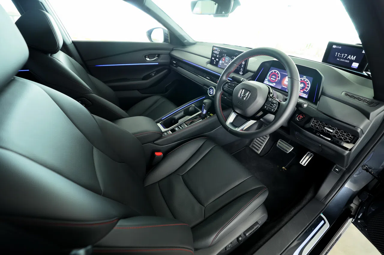 车内配备10.2英寸液晶仪表和12.3英寸中控屏。（龙国雄摄）