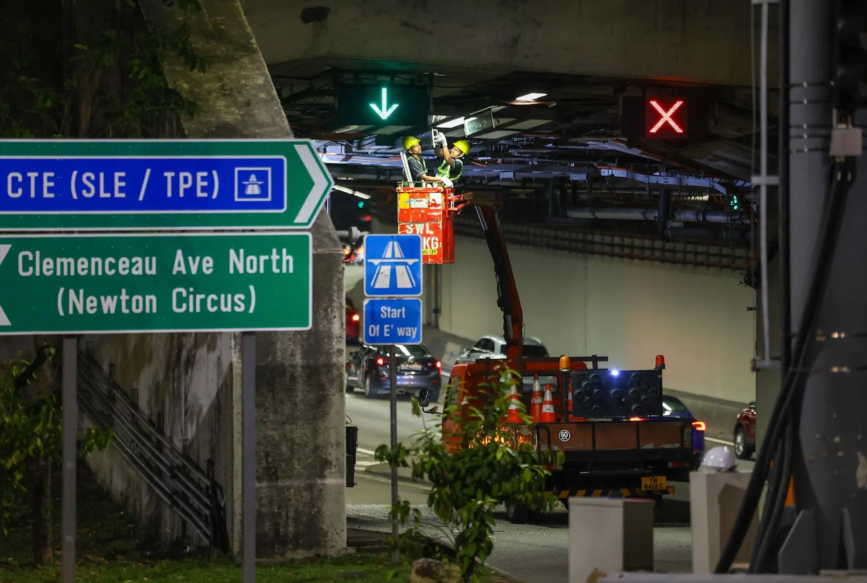 事故发生后，受影响的车道关闭逾10小时。入夜后，隧道天花板抢修工作仍在进行中。（档案照片）