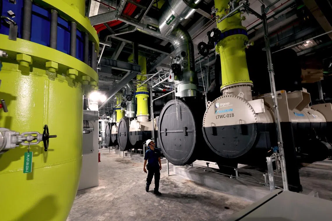 这座工业区域供冷系统自10月1日启用，如今运营三个星期，每年可节省约20%的制冷用电，相当于4万1000兆瓦时的电量。（周国威摄）