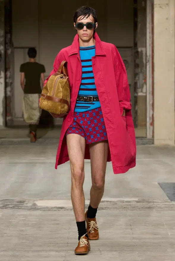 Dries Van Noten粉色与蓝色搭配，造型大胆，令人眼前一亮。（互联网）