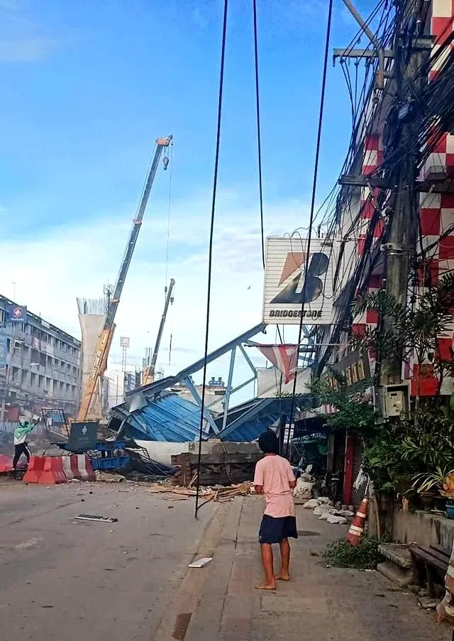 曼谷叻甲挽县收费公路建设项目的金属大梁7月10日突然倒塌。（泰国公共电视台）