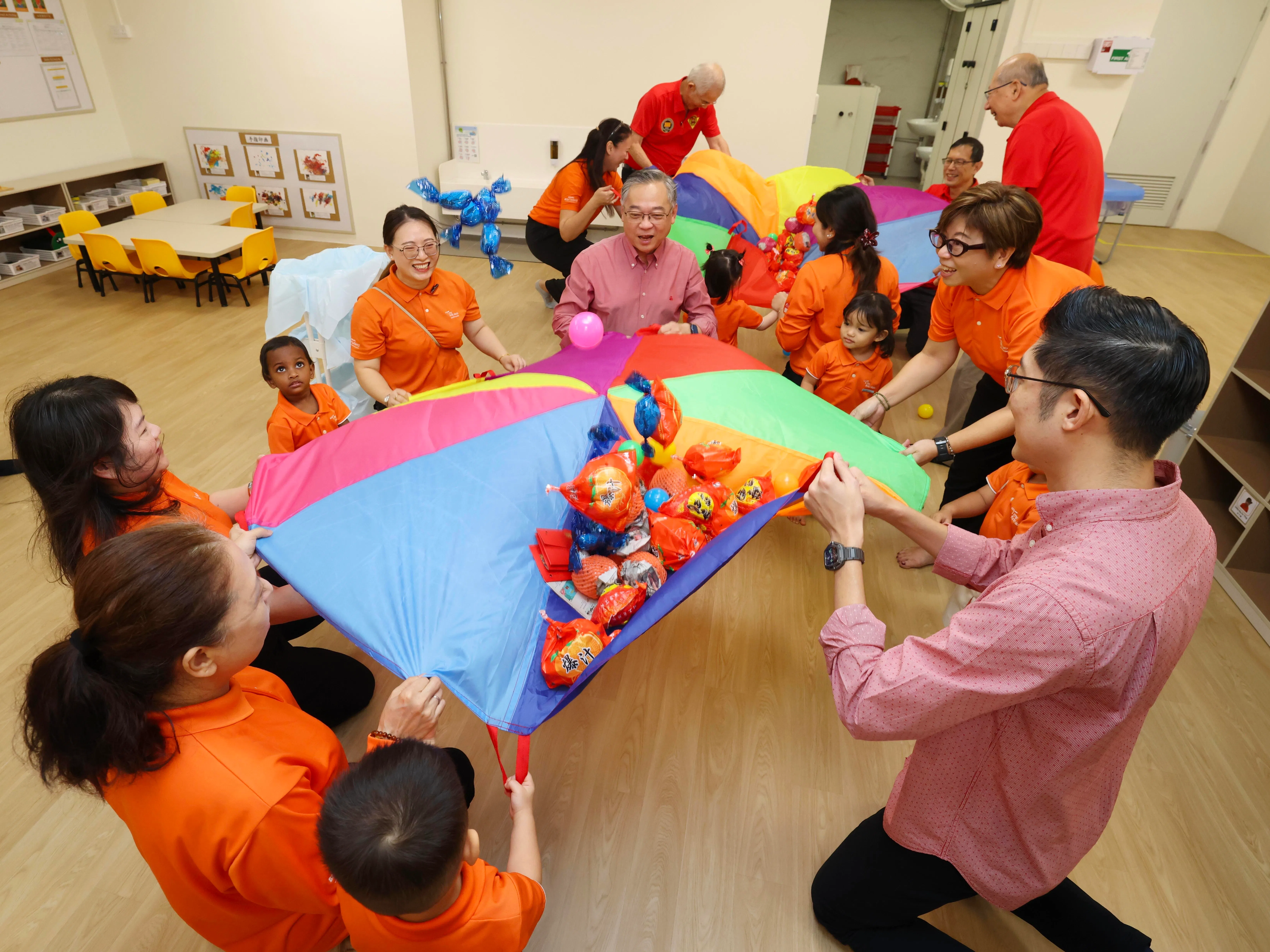 副总理兼贸工部长颜金勇（中）与学前中心的师生一同“捞鱼生”，为农历新年庆祝活动增添喜庆气氛。（郑一鸣摄）