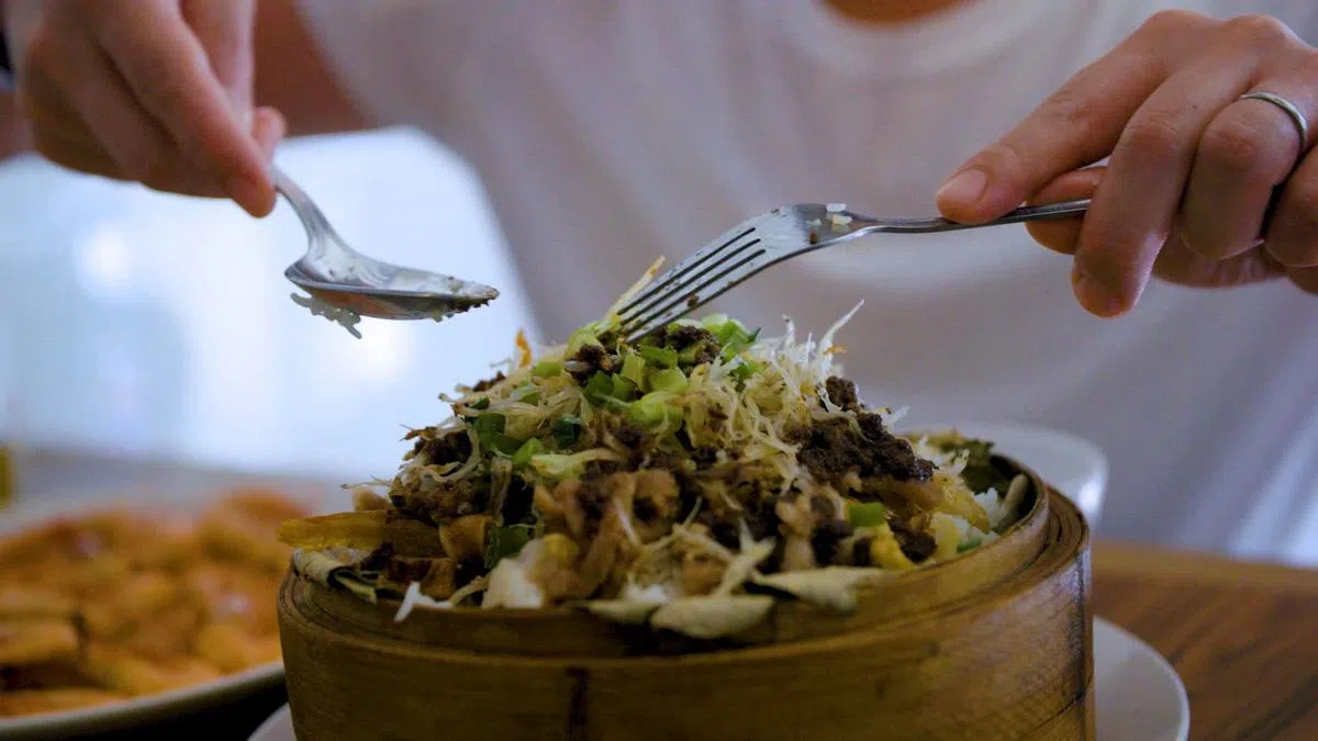 “咸鲜虾干荷叶龙仔饭”可说是大澳海产“咸鲜香”的缩影。（香港旅游发展局提供） 