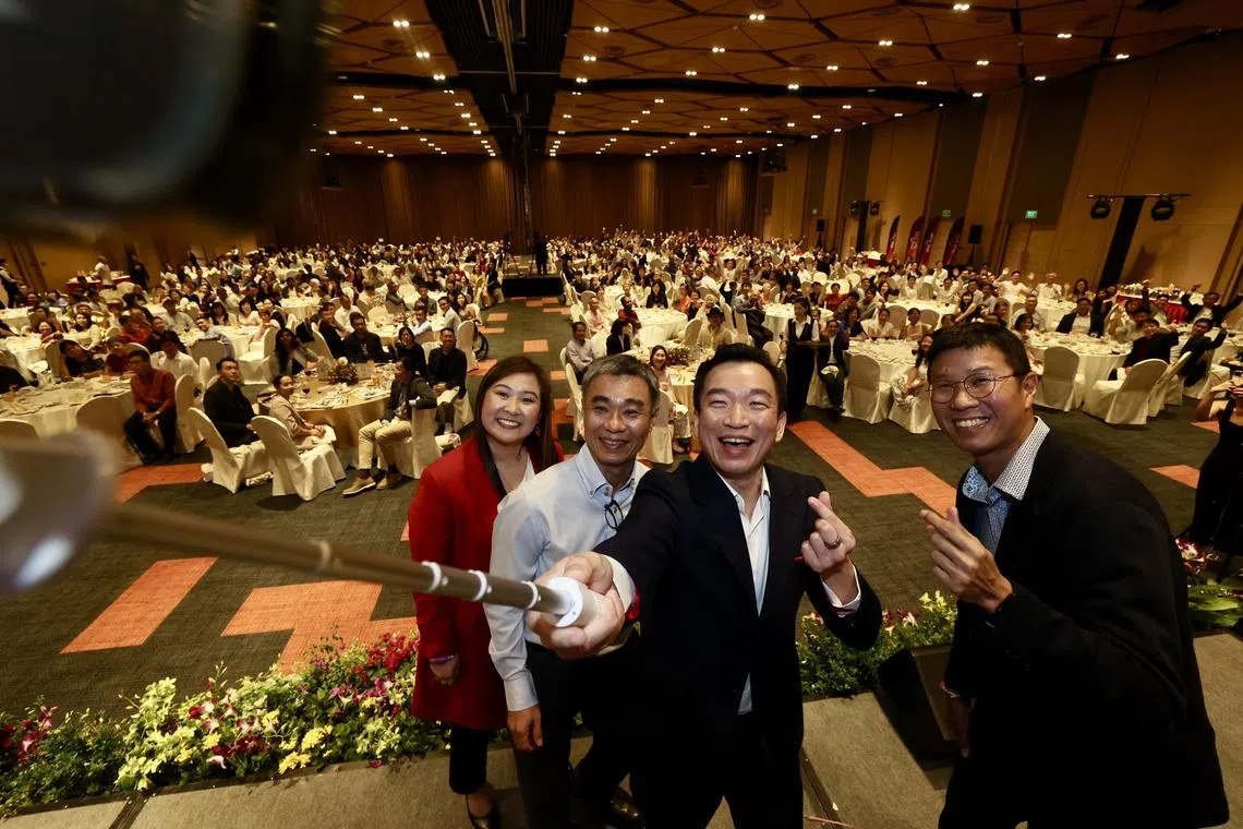 文化、社区及青年部兼社会及家庭发展部高级政务次长蔡瑞隆（右二）在台上和尼拉团队部门主管洪惠琦（左一）、 体理会副总裁（左二）卓文毅、ActiveSG司长陈福良（右一），与台下尼拉团队义工大合照。（邝启聪摄）