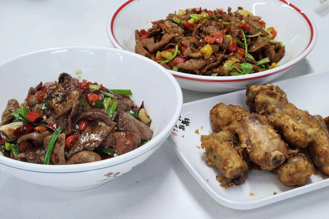 湘遇的爆炒猪肝（左）、小炒黄牛肉（后）和蒜香排骨。（陈爱薇摄）