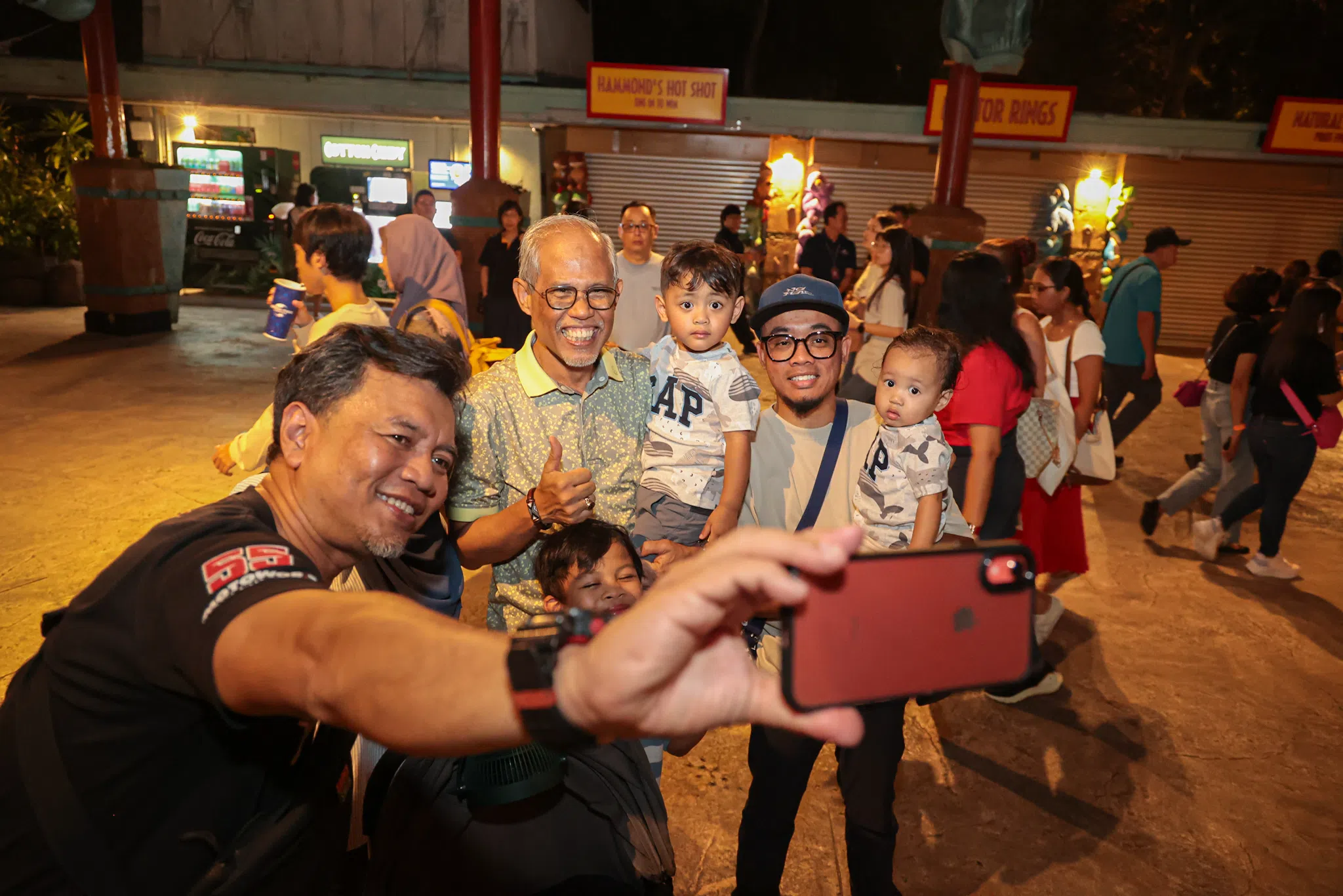 社会及家庭发展部长兼卫生部第二部长马善高（身穿蓝色上衣）同与会者合影，感谢义工的奉献和服务。（李冠卫摄）