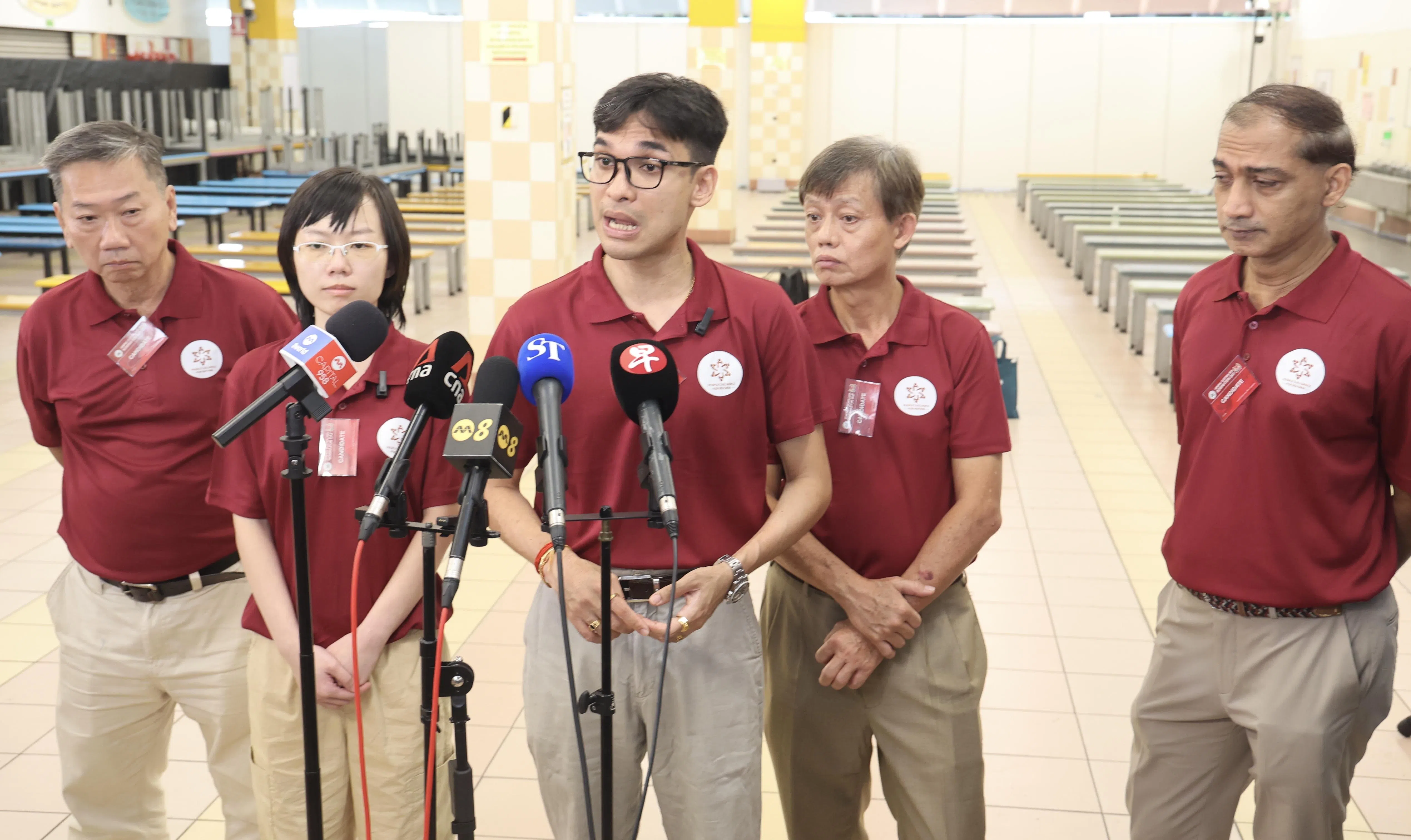 
出战丹戎巴葛集选区的人民联盟团队由普拉布（中）领导，成员包括饶永财（左起）、韩慧慧、苏连才，以及绍文马尼。（邬福梁摄）